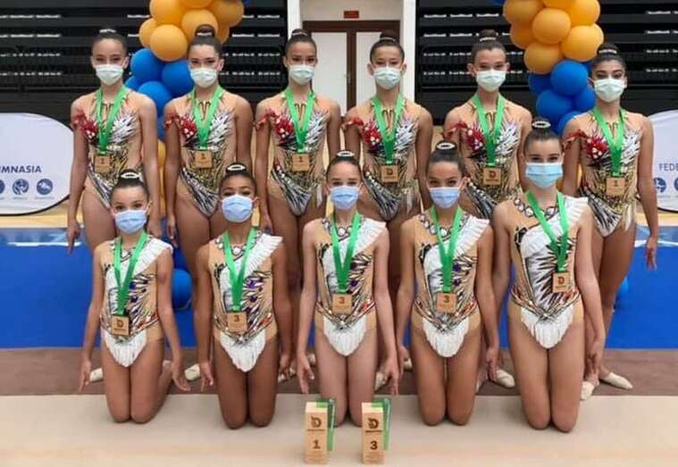 El conjunto cadete del Attenya Telde, posando junto al primer premio / TA